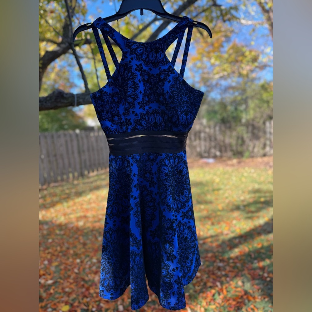 Blue Velvet dress size 7 - school dance-celebration